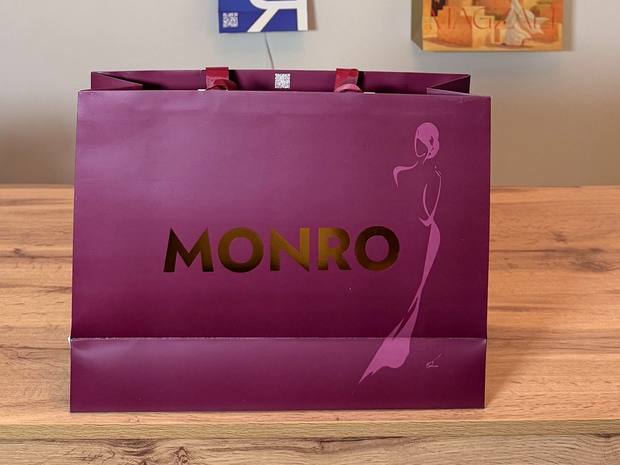Фиолетовые пакеты MONRO с логотипом и ручками